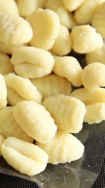 Gnocchi çiğ patates hamuru aperatifi taze lezzetli gurme yemek arkaplanı masa üzerinde rustik gıda üst görünüm fotokopi uzay vejetaryen gıda