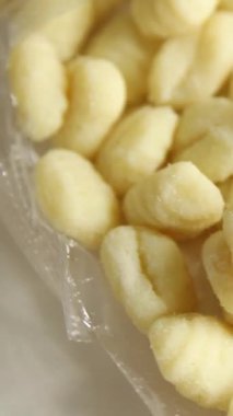 Gnocchi çiğ patates hamuru aperatifi taze lezzetli gurme yemek arkaplanı masa üzerinde rustik gıda üst görünüm fotokopi uzay vejetaryen gıda