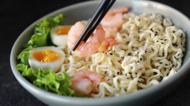 Erişte, karides ve sebze lezzetli deniz ürünleri lezzetli lezzetli gurme yemek arkaplanı masanın üstünde kırsal yiyecekler fotokopi alanı vejetaryen yemekleri