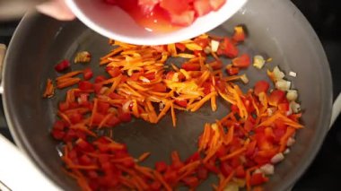 Sebzeli domates sosu yapmak lezzetli aperatifler pişirmek lezzetli gurme yemek arkaplanı masadaki rustik yiyecekler üst görünüm fotokopi alanı