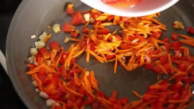 Sebzeli domates sosu yapmak lezzetli aperatifler pişirmek lezzetli gurme yemek arkaplanı masadaki rustik yiyecekler üst görünüm fotokopi alanı