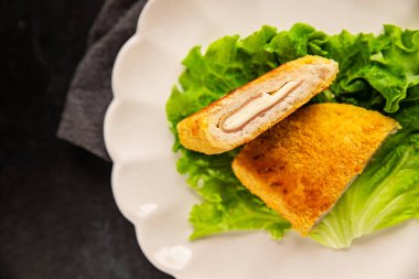 Pirzola cordon bleu et tavuk, peynir, jambon ikinci tabak Fransız mutfağı lezzetli aperatif lezzetli gurme yemek arkaplanı masa kırsal gıdanın üstünde fotokopi odası