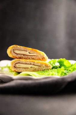 Pirzola cordon bleu et tavuk, peynir, jambon ikinci tabak Fransız mutfağı lezzetli aperatif lezzetli gurme yemek arkaplanı masa kırsal gıdanın üstünde fotokopi odası