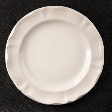 Beyaz tabak boş sofra takımı tabakları servis etmeye hazır yemek takımları servis etmeye sofra arkasında seramik tabaklar servis etmeye hazır.