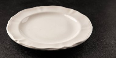 Beyaz tabak boş sofra takımı tabakları servis etmeye hazır yemek takımları servis etmeye sofra arkasında seramik tabaklar servis etmeye hazır.