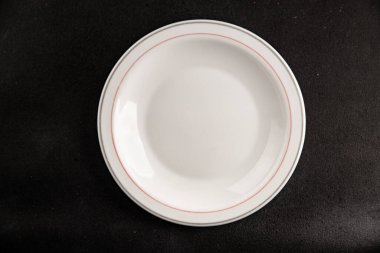 Beyaz tabak boş sofra takımı tabakları servis etmeye hazır yemek takımları servis etmeye sofra arkasında seramik tabaklar servis etmeye hazır.