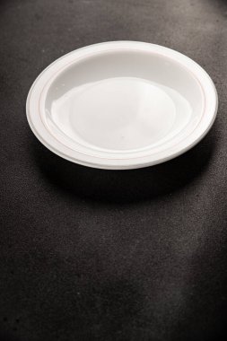 Beyaz tabak boş sofra takımı tabakları servis etmeye hazır yemek takımları servis etmeye sofra arkasında seramik tabaklar servis etmeye hazır.