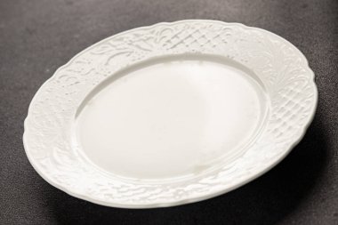 Beyaz tabak boş sofra takımı tabakları servis etmeye hazır yemek takımları servis etmeye sofra arkasında seramik tabaklar servis etmeye hazır.