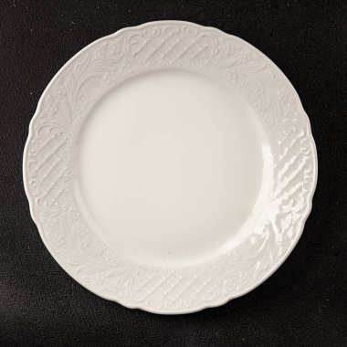 Beyaz tabak boş sofra takımı tabakları servis etmeye hazır yemek takımları servis etmeye sofra arkasında seramik tabaklar servis etmeye hazır.