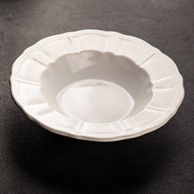 Beyaz tabak boş sofra takımı tabakları servis etmeye hazır yemek takımları servis etmeye sofra arkasında seramik tabaklar servis etmeye hazır.