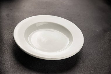 Beyaz tabak boş sofra takımı tabakları servis etmeye hazır yemek takımları servis etmeye sofra arkasında seramik tabaklar servis etmeye hazır.