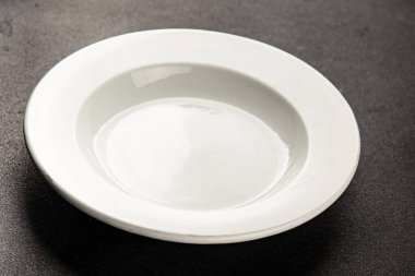 Beyaz tabak boş sofra takımı tabakları servis etmeye hazır yemek takımları servis etmeye sofra arkasında seramik tabaklar servis etmeye hazır.