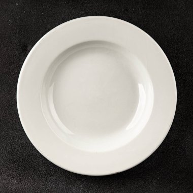 Beyaz tabak boş sofra takımı tabakları servis etmeye hazır yemek takımları servis etmeye sofra arkasında seramik tabaklar servis etmeye hazır.