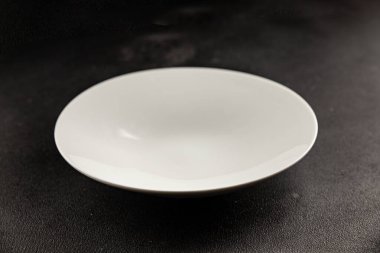 Beyaz tabak boş sofra takımı tabakları servis etmeye hazır yemek takımları servis etmeye sofra arkasında seramik tabaklar servis etmeye hazır.