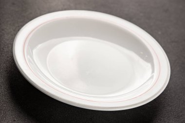 Beyaz tabak boş sofra takımı tabakları servis etmeye hazır yemek takımları servis etmeye sofra arkasında seramik tabaklar servis etmeye hazır.