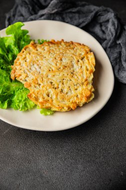Esmer patates rosti, haşhaş, kahverengi sebzeler, lezzetli atıştırmalıklar, lezzetli gurme yemek arkaplanı, kırsal yemekler, fotokopi alanı vegan ve vejetaryen yemekleri.