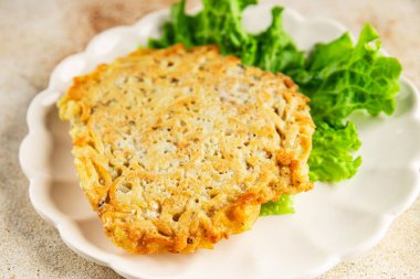 Esmer patates rosti, haşhaş, kahverengi sebzeler, lezzetli atıştırmalıklar, lezzetli gurme yemek arkaplanı, kırsal yemekler, fotokopi alanı vegan ve vejetaryen yemekleri.
