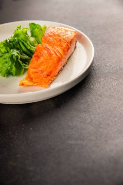 Somon balığı kızartması, ikinci çeşit deniz ürünleri, lezzetli atıştırmalıklar, lezzetli gurme yemek arkaplanı, yemek masası, kırsal yemek, fotokopi alanı, pezeteryan diyeti.