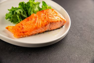 Somon balığı kızartması, ikinci çeşit deniz ürünleri, lezzetli atıştırmalıklar, lezzetli gurme yemek arkaplanı, yemek masası, kırsal yemek, fotokopi alanı, pezeteryan diyeti.