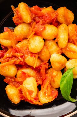 Gnocchi domates sosu taze lezzetli gurme yemek arkaplanı masadaki rustik yiyecekler üst görünüm fotokopi alanı