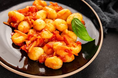 Gnocchi domates sosu taze lezzetli gurme yemek arkaplanı masadaki rustik yiyecekler üst görünüm fotokopi alanı