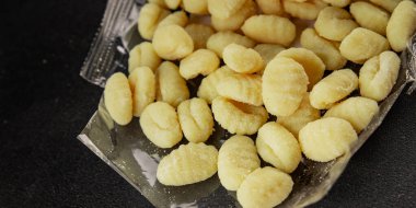 Gnocchi çiğ patates hamuru aperatifi taze lezzetli gurme yemek arkaplanı masa üzerinde rustik gıda üst görünüm fotokopi uzay vejetaryen gıda