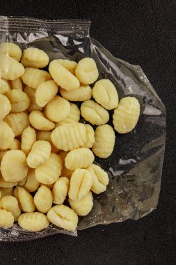 Gnocchi çiğ patates hamuru aperatifi taze lezzetli gurme yemek arkaplanı masa üzerinde rustik gıda üst görünüm fotokopi uzay vejetaryen gıda