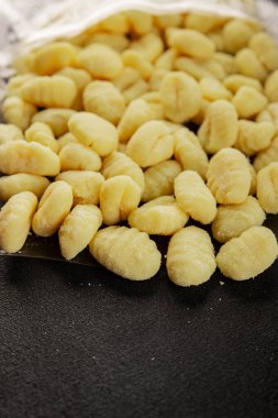 Gnocchi çiğ patates hamuru aperatifi taze lezzetli gurme yemek arkaplanı masa üzerinde rustik gıda üst görünüm fotokopi uzay vejetaryen gıda