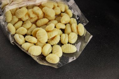 Gnocchi çiğ patates hamuru aperatifi taze lezzetli gurme yemek arkaplanı masa üzerinde rustik gıda üst görünüm fotokopi uzay vejetaryen gıda
