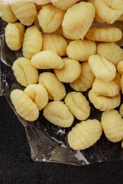 Gnocchi çiğ patates hamuru aperatifi taze lezzetli gurme yemek arkaplanı masa üzerinde rustik gıda üst görünüm fotokopi uzay vejetaryen gıda