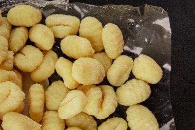 Gnocchi çiğ patates hamuru aperatifi taze lezzetli gurme yemek arkaplanı masa üzerinde rustik gıda üst görünüm fotokopi uzay vejetaryen gıda