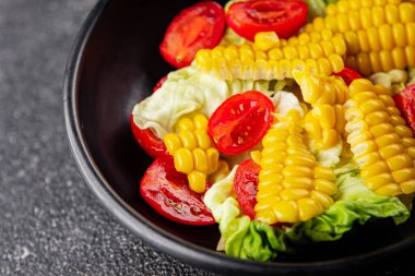 Mısır salatası, domates, taze sebzeler, taze lezzetli gurme, yemek, masa üstü yemek, fotokopi alanı, vejetaryen ve vejetaryen yemekleri.