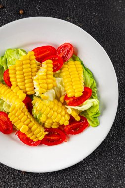 Mısır salatası, domates, taze sebzeler, taze lezzetli gurme, yemek, masa üstü yemek, fotokopi alanı, vejetaryen ve vejetaryen yemekleri.