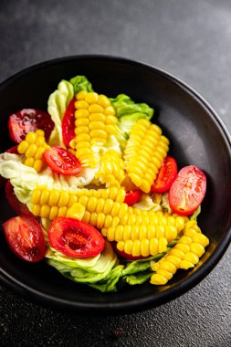 Mısır salatası, domates, taze sebzeler, taze lezzetli gurme, yemek, masa üstü yemek, fotokopi alanı, vejetaryen ve vejetaryen yemekleri.