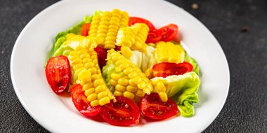 Mısır salatası, domates, taze sebzeler, taze lezzetli gurme, yemek, masa üstü yemek, fotokopi alanı, vejetaryen ve vejetaryen yemekleri.