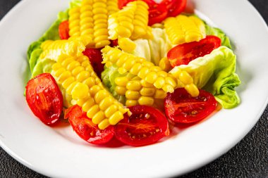 Mısır salatası, domates, taze sebzeler, taze lezzetli gurme, yemek, masa üstü yemek, fotokopi alanı, vejetaryen ve vejetaryen yemekleri.