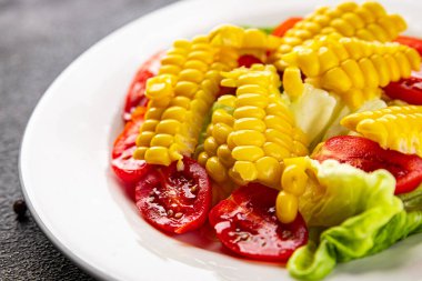 Mısır salatası, domates, taze sebzeler, taze lezzetli gurme, yemek, masa üstü yemek, fotokopi alanı, vejetaryen ve vejetaryen yemekleri.