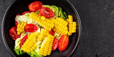 Mısır salatası, domates, taze sebzeler, taze lezzetli gurme, yemek, masa üstü yemek, fotokopi alanı, vejetaryen ve vejetaryen yemekleri.