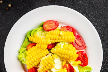 Mısır salatası, domates, taze sebzeler, taze lezzetli gurme, yemek, masa üstü yemek, fotokopi alanı, vejetaryen ve vejetaryen yemekleri.