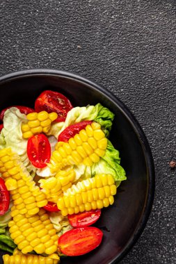 Mısır salatası, domates, taze sebzeler, taze lezzetli gurme, yemek, masa üstü yemek, fotokopi alanı, vejetaryen ve vejetaryen yemekleri.