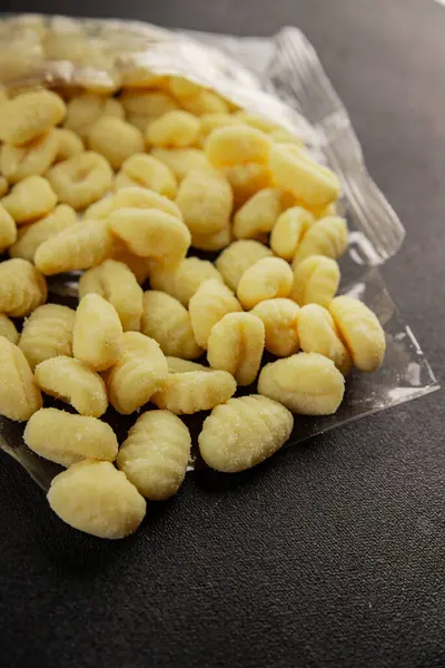 Gnocchi çiğ patates hamuru aperatifi taze lezzetli gurme yemek arkaplanı masa üzerinde rustik gıda üst görünüm fotokopi uzay vejetaryen gıda