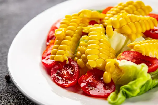 Mısır salatası, domates, taze sebzeler, taze lezzetli gurme, yemek, masa üstü yemek, fotokopi alanı, vejetaryen ve vejetaryen yemekleri.