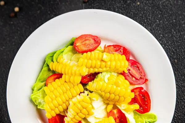 Mısır salatası, domates, taze sebzeler, taze lezzetli gurme, yemek, masa üstü yemek, fotokopi alanı, vejetaryen ve vejetaryen yemekleri.
