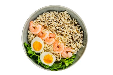 Erişte, karides ve sebze lezzetli deniz ürünleri lezzetli lezzetli gurme yemek arkaplanı masanın üstünde kırsal yiyecekler fotokopi alanı vejetaryen yemekleri