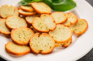 Sebzeli çıtır ekmek, kızarmış ekmek, lezzetli aperatif, lezzetli gurme yemek arka planı, kırsal yemek, üst görünüm, fotokopi alanı.