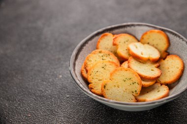 Sebzeli çıtır ekmek, kızarmış ekmek, lezzetli aperatif, lezzetli gurme yemek arka planı, kırsal yemek, üst görünüm, fotokopi alanı.