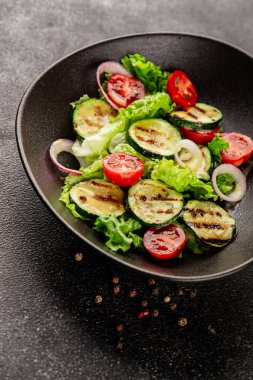 Salata ızgara kabak, domates, marul, lezzetli aperatif lezzetli lezzetli gurme yemek arkaplan masa üzerinde rustik gıda üst görünüm fotokopi alanı keto ve paleo diyet vegan ve vejetaryen gıda
