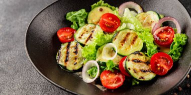 Salata ızgara kabak, domates, marul, lezzetli aperatif lezzetli lezzetli gurme yemek arkaplan masa üzerinde rustik gıda üst görünüm fotokopi alanı keto ve paleo diyet vegan ve vejetaryen gıda