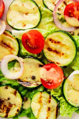 Salata ızgara kabak, domates, marul, lezzetli aperatif lezzetli lezzetli gurme yemek arkaplan masa üzerinde rustik gıda üst görünüm fotokopi alanı keto ve paleo diyet vegan ve vejetaryen gıda