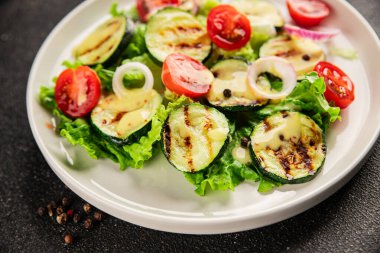 Salata ızgara kabak, domates, marul, lezzetli aperatif lezzetli lezzetli gurme yemek arkaplan masa üzerinde rustik gıda üst görünüm fotokopi alanı keto ve paleo diyet vegan ve vejetaryen gıda